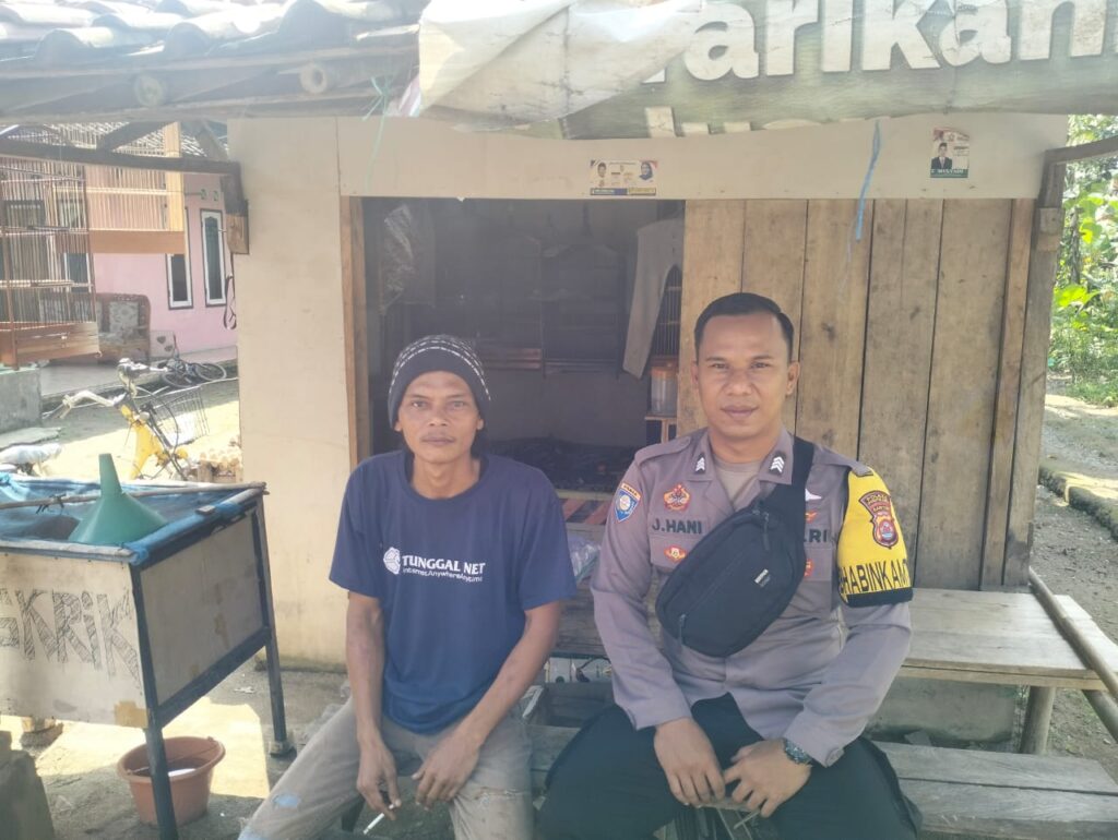 Bhabinkamtibmas Polsek Angsana Polres Pandeglang Sambangi Masyarakat Desa Sumurlaban dan Sisipkan Pesan Kamtibmas 4 WhatsApp Image 2024 05 28 at 19.56.51