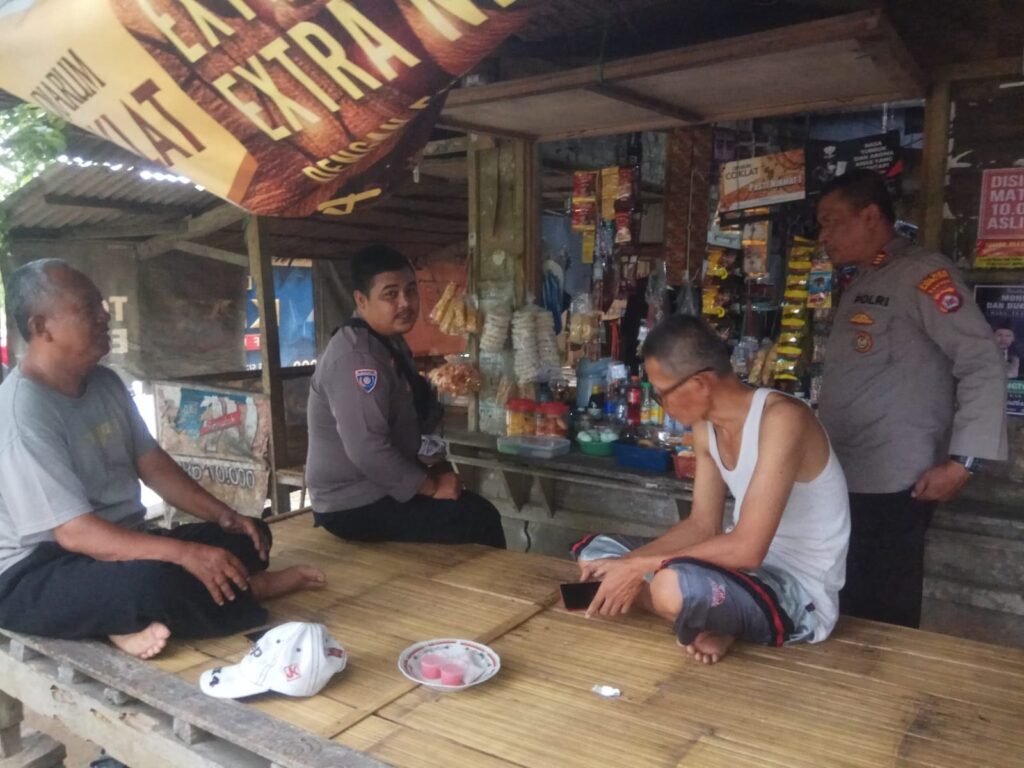Bhabinkamtibmas Polsek Angsana Polres Pandeglang Sambangi Masyarakat Desa Kramatmanik dan Ajak Warga Jaga Kamtibmas 5 WhatsApp Image 2024 05 28 at 19.57.19