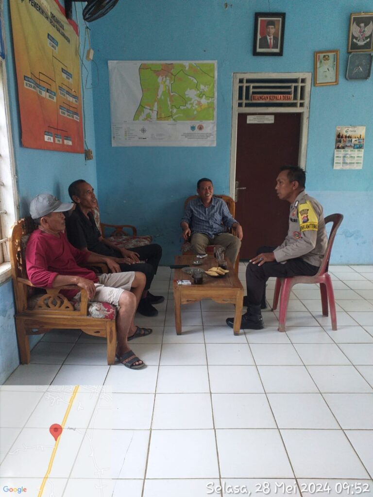 Bhabinkamtibmas Polsek Carita, Bripka Yudi, Sambangi Kantor Desa 7 WhatsApp Image 2024 05 28 at 20.28.19