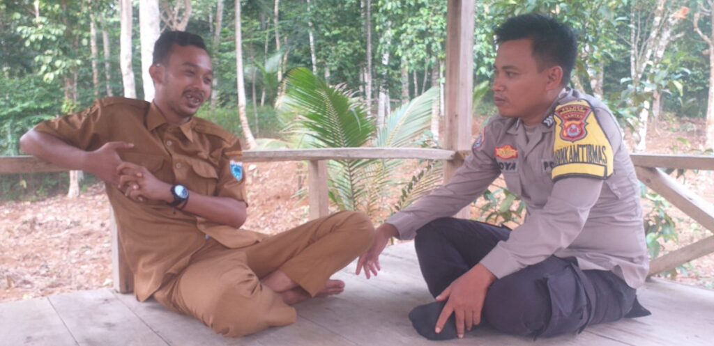 Cegah Kriminalitas, Bhabinkamtibmas Polsek Jiput Rutin Patroli Dialogis 8 WhatsApp Image 2024 05 28 at 20.50.59