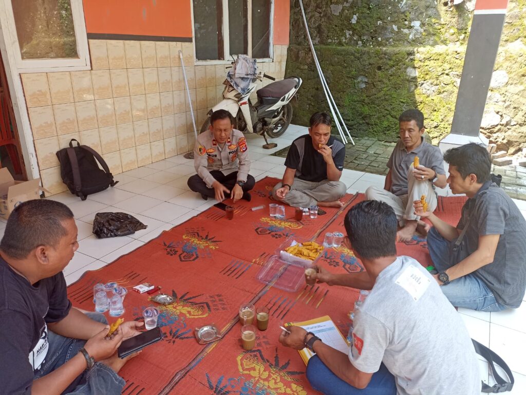 Sambang Bhabinkamtibmas Polsek Saketi, Wujudkan Kehadiran Polri di Tengah Warga 1 WhatsApp Image 2024 05 28 at 21.42.01