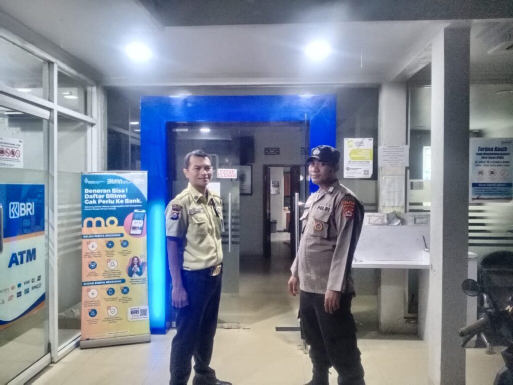 Patroli Malam Hari, Polsek Picung Cek Keamanan di Perbankan dan Lakukan Dialogis dengan Satpam Bank 4 WhatsApp Image 2024 05 28 at 23.39.56