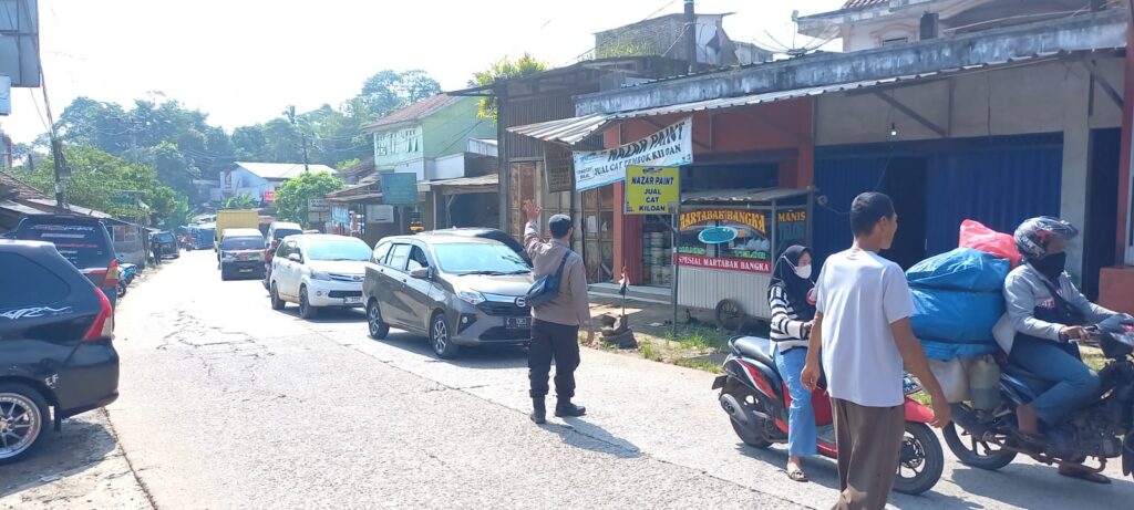 Cegah Kemacetan, Polsek Picung Lakukan Pengaturan Lalin di Pasar Picung 5 WhatsApp Image 2024 05 28 at 23.40.34
