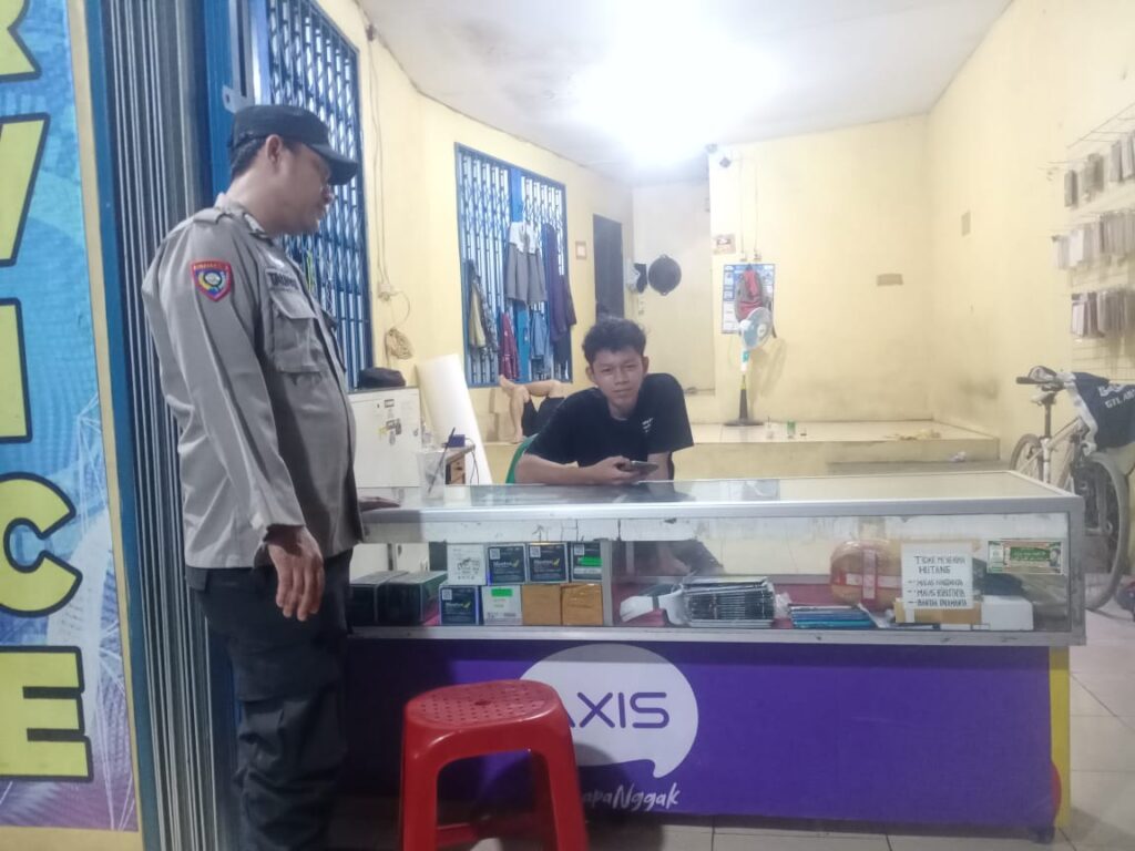 Patroli Polsek Picung Himbau Pemilik Counter HP Agar Mewaspadai Tindak Kejahatan Pencurian 6 WhatsApp Image 2024 05 28 at 23.41.54