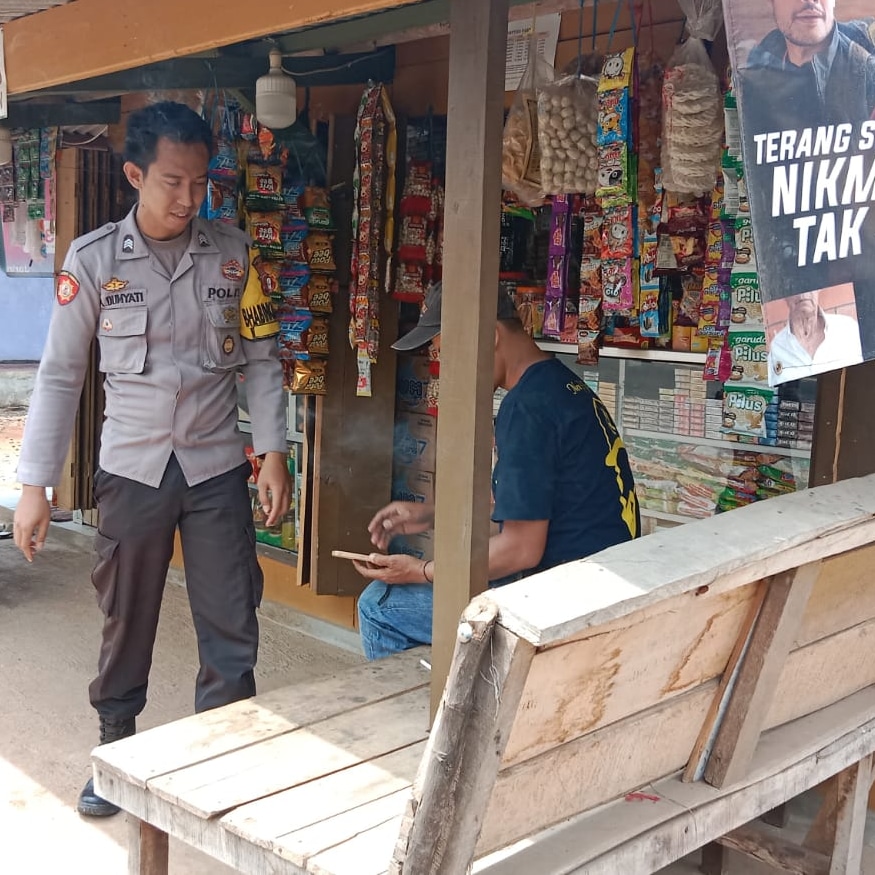 Bhabinkamtibmas Polsek Cigeulis Sambangi Pedagang-Pedagang, Jalin Silaturahmi dan Sampaikan Pesan Kamtibmas 7 WhatsApp Image 2024 05 29 at 00.04.45