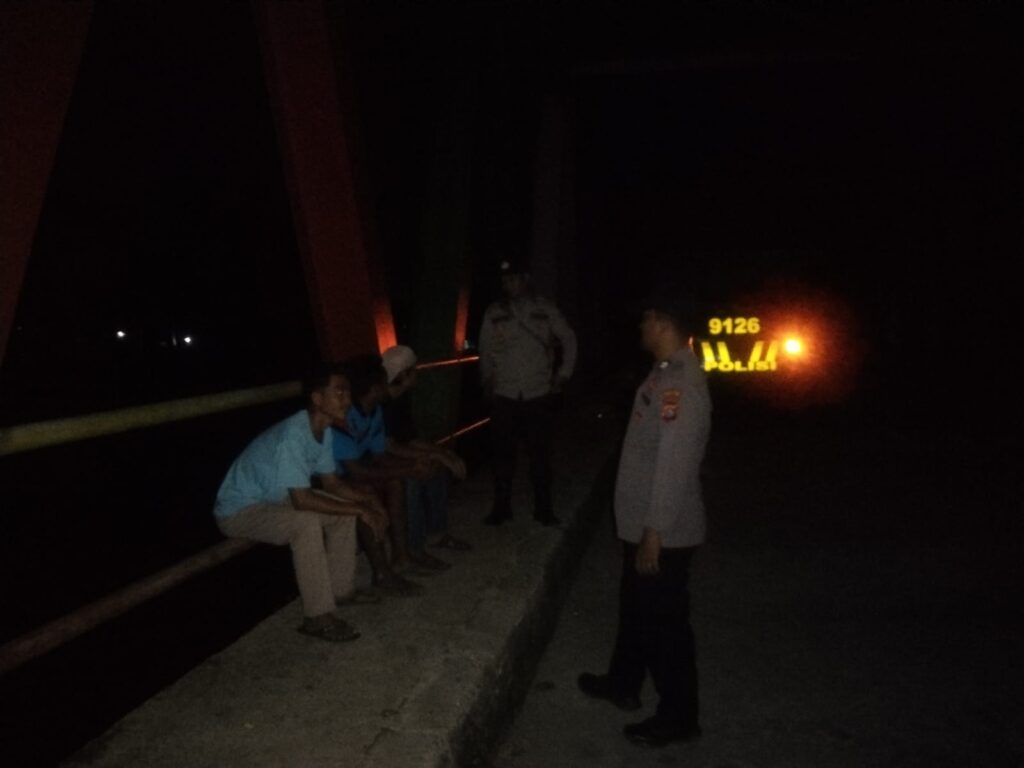 Bhabinkamtibmas Polsek Cimanggu Sambangi Pemilik Usaha Pengrajin Kayu 9 WhatsApp Image 2024 05 29 at 00.39.10