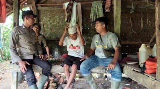 Bhabinkamtibmas Polsek Cimanggu Polres Pandeglang Ajak Warga Wujudkan Kamtibmas yang Aman dan Kondusif 10 WhatsApp Image 2024 05 29 at 00.45.30
