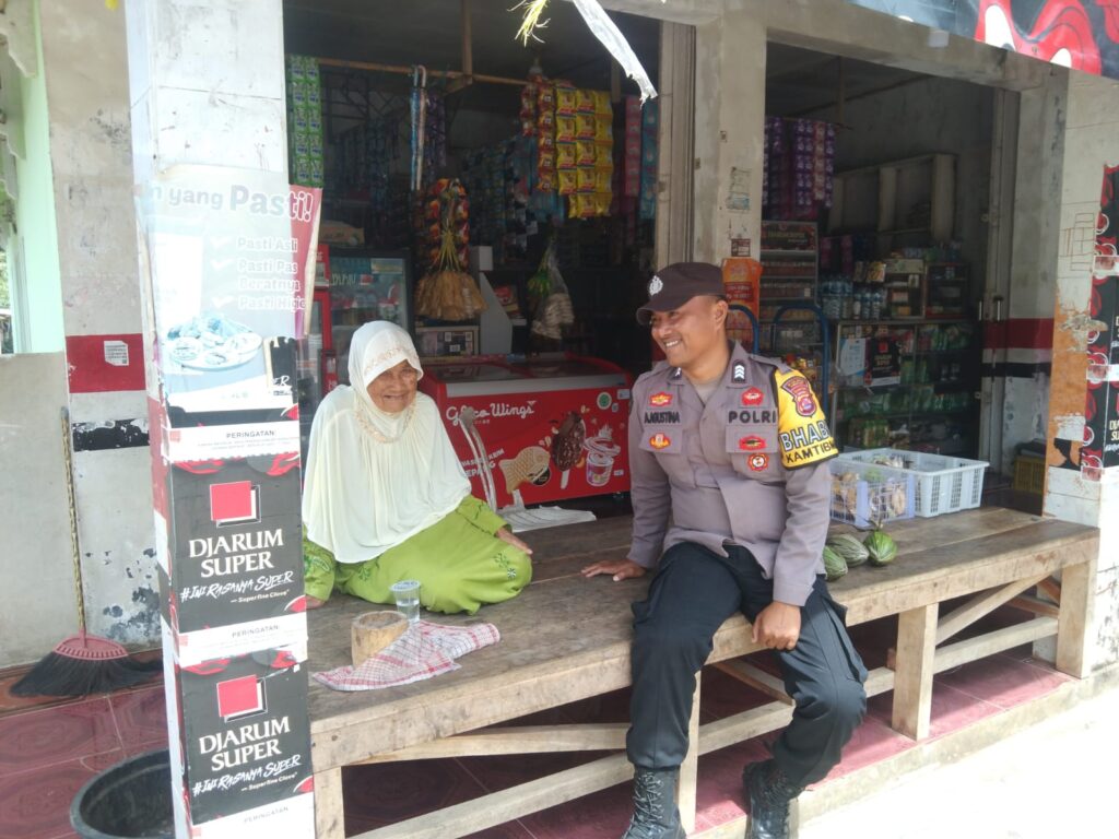 Bhabinkamtibmas Polsek Cimanggu Sambangi warga Lansia 2 WhatsApp Image 2024 05 29 at 01.02.16