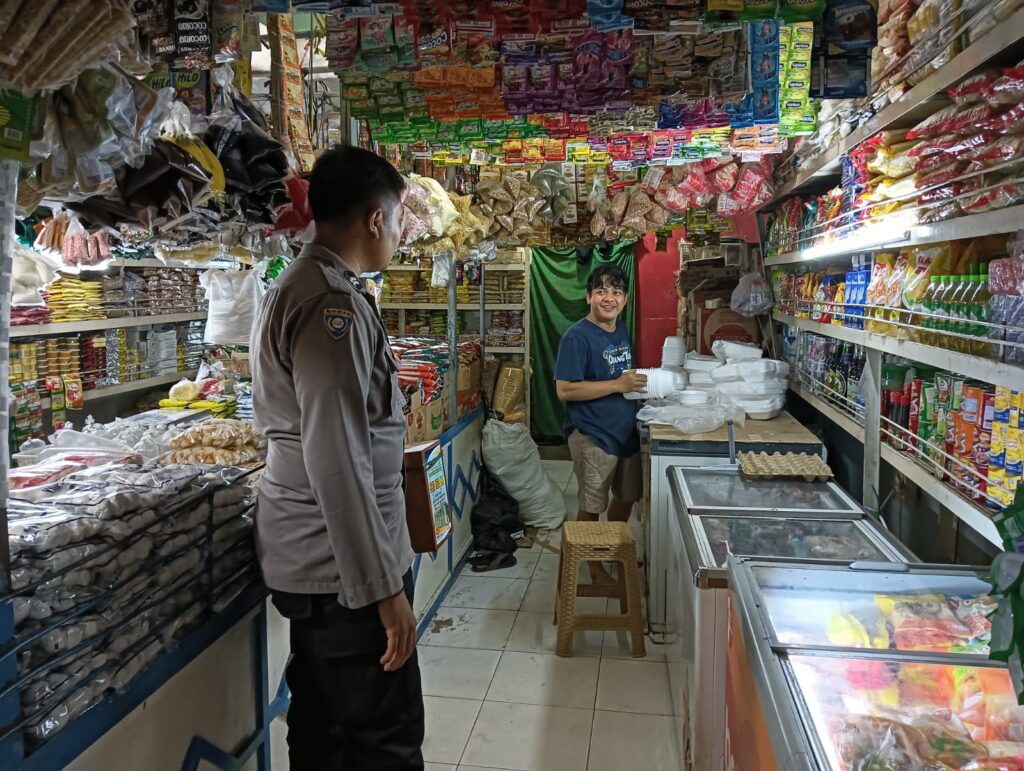 Polsek Mandalawangi Cek Harga Sembako untuk Pastikan Keterjangkauan dan Stabilitas 5 WhatsApp Image 2024 05 29 at 21.05.38