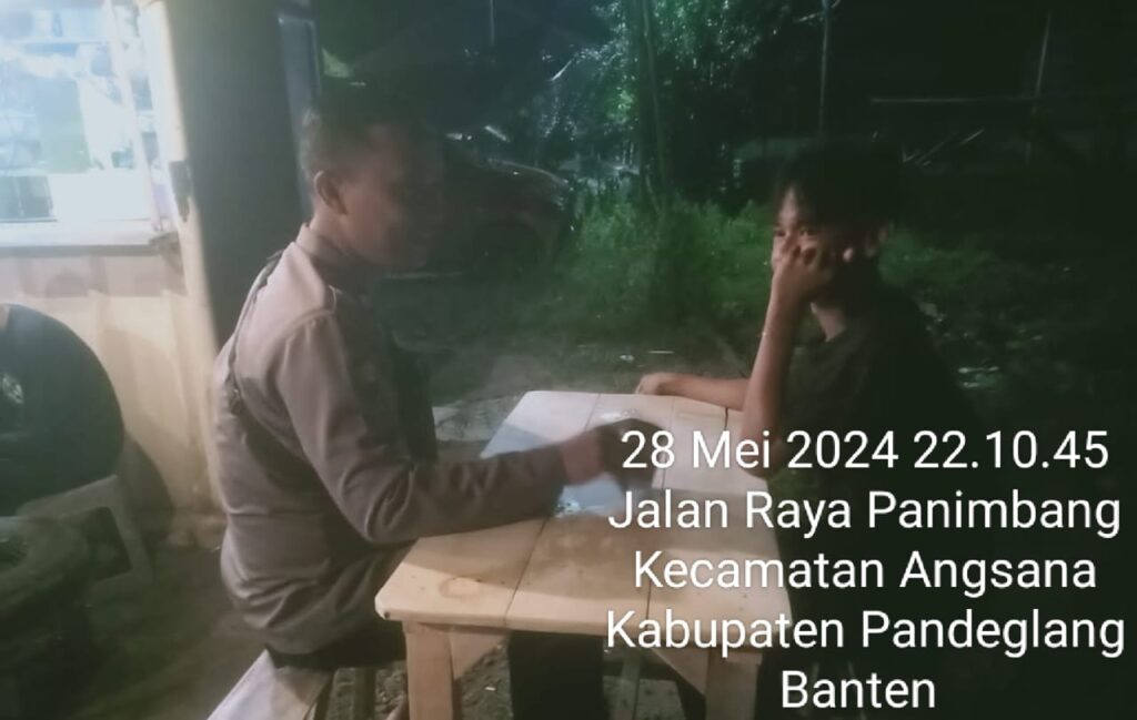 Bhabinkamtibmas Polsek Angsana Polres Pandeglang Brigadir Jumhani Sambang ke Desa Sumurlaban dan Dengarkan Keluhan Masyarakat 8 WhatsApp Image 2024 05 29 at 21.12.48