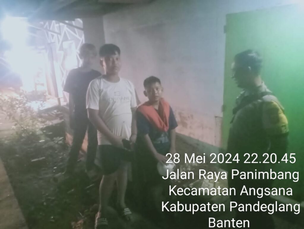 Temui Masyarakat Desa Sumurlaban, Bhabinkamtibmas Polsek Angsana Polres Pandeglang Sampaikan tentang Bahaya Narkoba 9 WhatsApp Image 2024 05 29 at 21.13.05