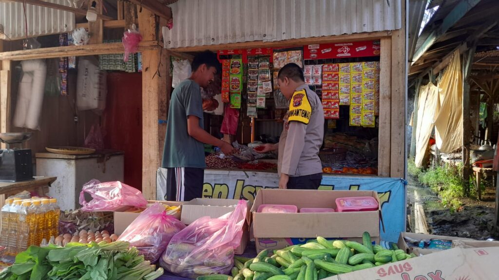 Bhabinkamtibmas Polsek Pagelaran Melakukan Cek Harga Bahan Pokok di Desa Motor 10 WhatsApp Image 2024 05 29 at 21.13.26