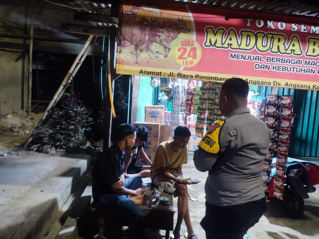 Laksanakan Patroli Dialogis, Bhabinkamtibmas Polsek Angsana Polres Pandeglang Sampaikan tentang Bahaya Tawuran 3 WhatsApp Image 2024 05 29 at 21.14.06