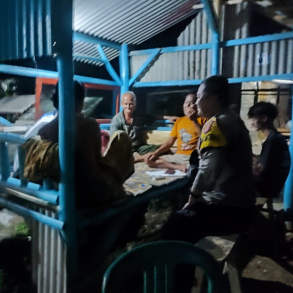 Bhabinkamtibmas Polsek Angsana Sampaikan Pentingnya Peran Serta Masyarakat dalam Menjaga Kamtibmas 8 WhatsApp Image 2024 05 29 at 21.14.46