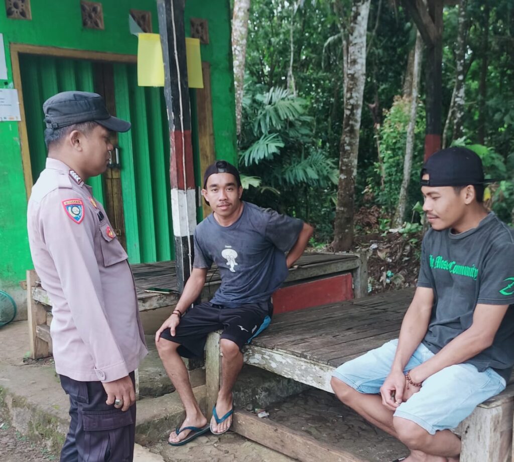 Bhabinkamtibmas Polsek Cimanggu Polres Pandeglang Rutin Laksanakan Sambang Untuk Wujudkan Sinergitas dengan warga 1 WhatsApp Image 2024 05 29 at 22.24.30