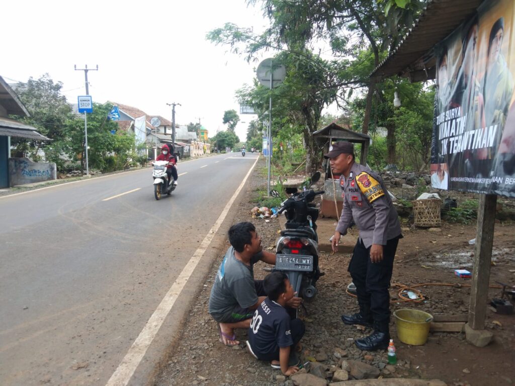 Bhabinkamtibmas Polsek Cimanggu Berikan Pesan Kamtibmas kepada Warga Desa Keramatjaya 3 WhatsApp Image 2024 05 29 at 22.36.39