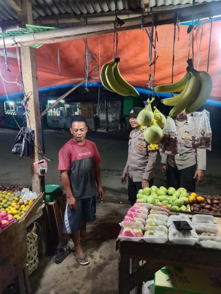 Personil Polsek Jiput Gelar Patroli Sambangi Penjual Buah di Pasar 5 WhatsApp Image 2024 05 29 at 23.22.48