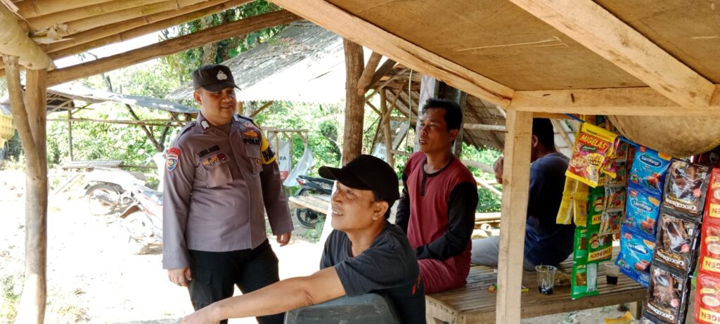 Bhabinkamtibmas Polsek Picung Sambangi Pemilik Warung, Himbau Tidak Menjual Miras dan Makanan Kadaluarsa 6 WhatsApp Image 2024 05 30 at 02.52.20