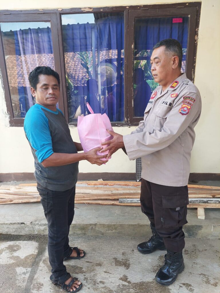 Kapolsek Bojong Polres Pandeglang Berikan Bantuan Sosial Kepada Warga Kurang Mampu 5 WhatsApp Image 2024 05 30 at 12.55.38