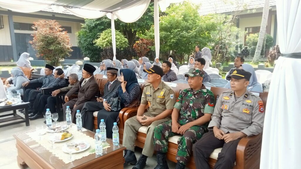 Polsek Menes Hadiri Pelepasan Siswa-siswi SMAN 4 Pandeglang, Berikan Semangat untuk Masa Depan 6 WhatsApp Image 2024 05 30 at 14.33.41