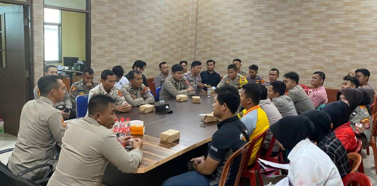 Personil Polsek Carita mengikuti kegiatan Rapat anev PPID di Polres Pandeglang 1 carita