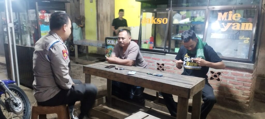 Bhabinkamtibmas Polsek Bojong Polres Pandeglang Sambangi Pedagang Kaki Lima dan Berikan Pesan Kamtibmas 6 IMG 20240423 WA0002