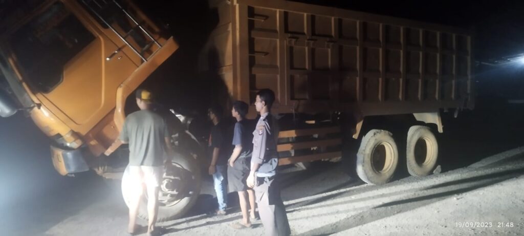 Polsek Bojong Gelar Patroli Malam Dialogis, Bantu Truk Muatan Mogok 2 IMG 20240601 WA0044
