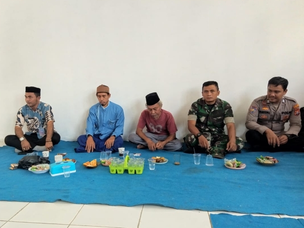Bhabinkamtibmas Polsek Angsana Polres Pandeglang Hadiri Pengajian di Desa Cikayas 6 IMG 20240601 WA0060