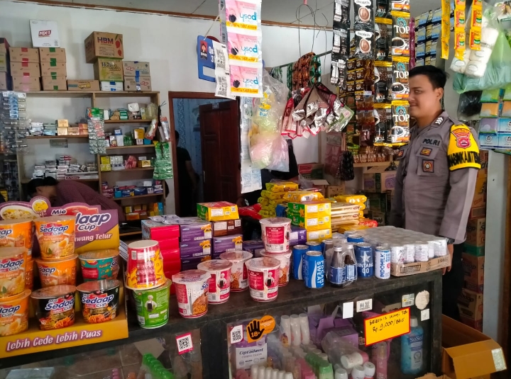 Bhabinkamtibmas Polsek Angsana Polres Pandeglang Sambangi Masyarakat Desa Padaherang 5 IMG 20240601 WA0061
