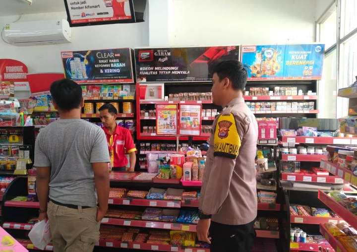 Bhabinkamtibmas Polsek Angsana Polres Pandeglang Melaksanakan Sambang kepada Pemilik Toko di Desa Padaherang 4 IMG 20240601 WA0062