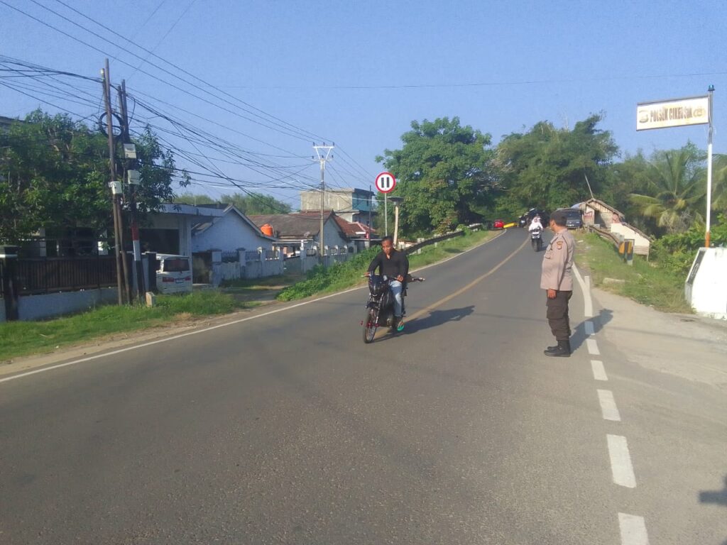 Anggota Polsek Cikeusik Laksanakan Strong Point Sore di Jalan Raya Binuangen 9 IMG 20240601 WA0067