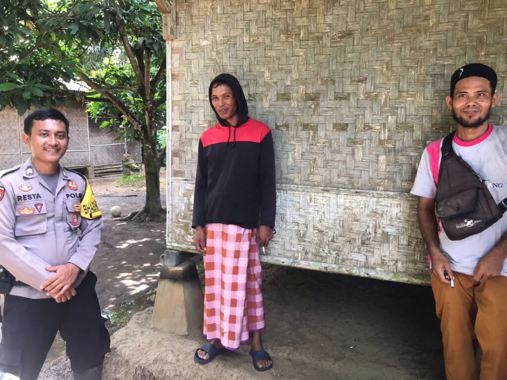 Bhabinkamibmas Polsek Cikeusik Dekatkan Diri Dengan Masyarakat Melalui Sambang 7 IMG 20240601 WA0069