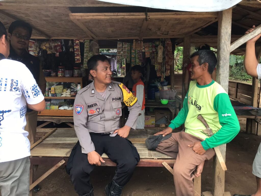 Bhabinkamtibmas Polsek Cikeusik Sambangi Warga Pekebun dan Petani di Sukaseneng 6 IMG 20240601 WA0070