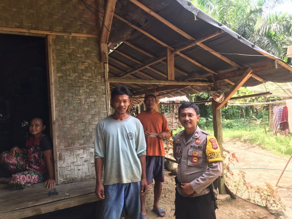 Bhabinkamtibmas Polsek Cikeusik Sambangi Warga di Kp. Cikeusik 5 IMG 20240601 WA0071