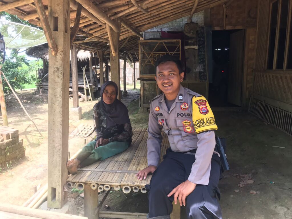 Bhabinkamtibmas Polsek Cikeusik Melaksanakan Sambang Lansia di Desa Cikeusik 4 IMG 20240601 WA0072