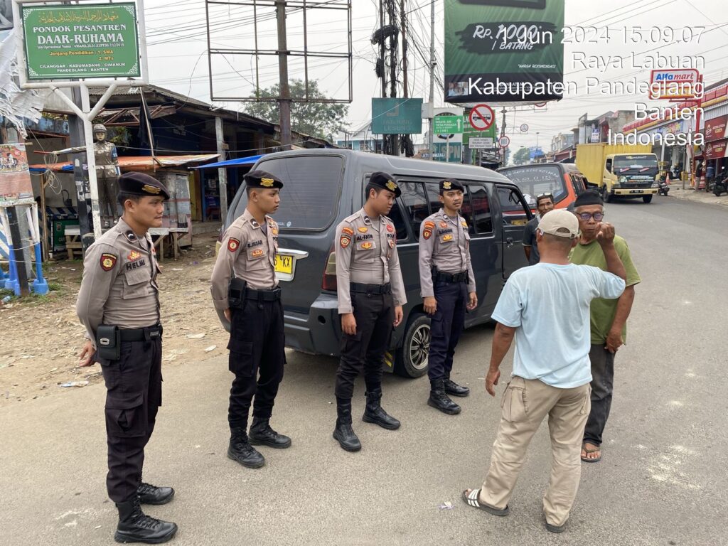 Sat Samapta Polres Pandeglang Berikan Edukasi kepada Sopir Angkot di Terminal Kadubanen 2 IMG 20240601 WA0079