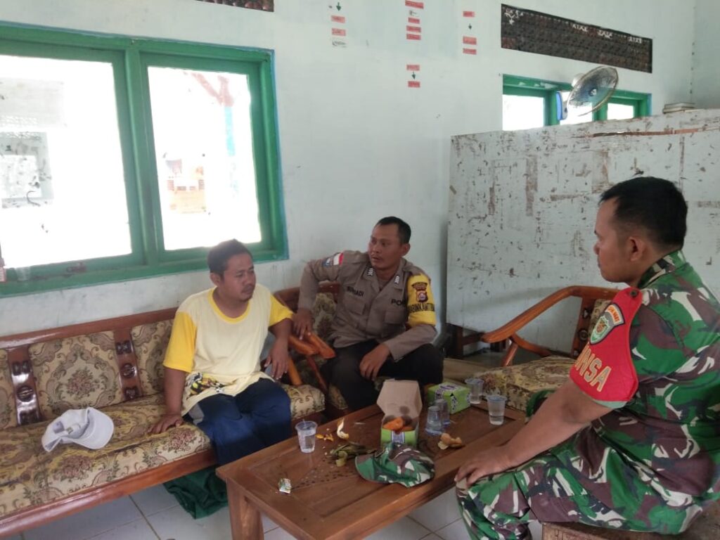 Bhabinkamtibmas Polsek Cikeusik Sambangi Warga Sukamulya 7 IMG 20240601 WA0084