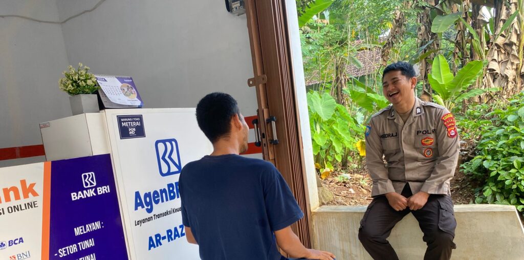 Patroli dan Sambang Agen BRI Link, Personil Polsek Saketi Himbau Tingkatkan Keamanan Dengan Pasang CCTV 6 IMG 20240601 WA0085