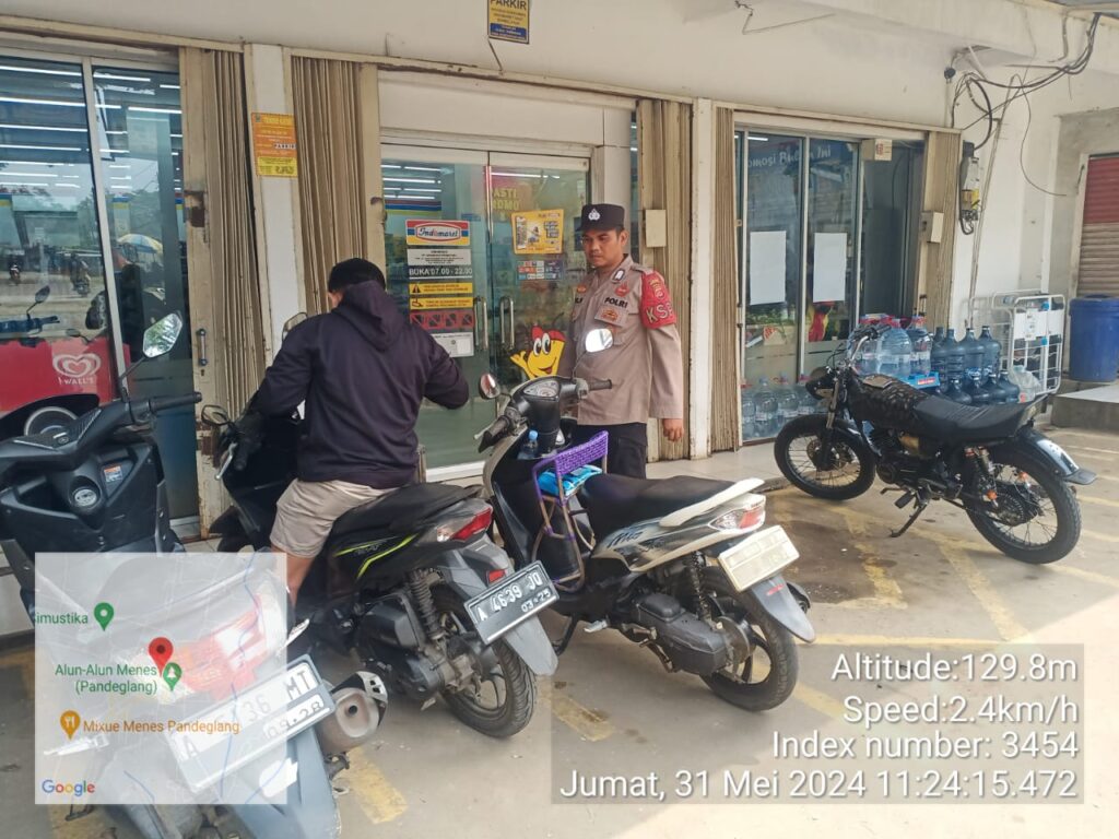 Polsek Menes Lakukan Patroli Dialogis dan Himbauan Kamtibmas kepada Tukang Parkir di Indomaret Menes 2 IMG 20240601 WA0089