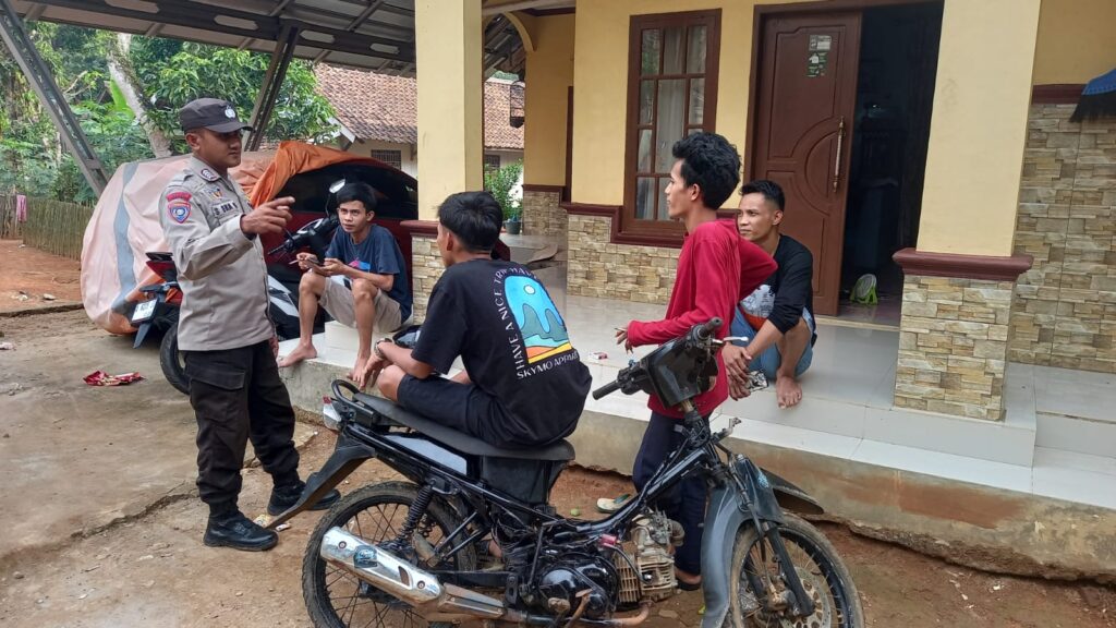 Anggota Polsek Carita Memberikan Himbauan kepada Pemuda Tentang Kenakalan Remaja 1 IMG 20240601 WA0090