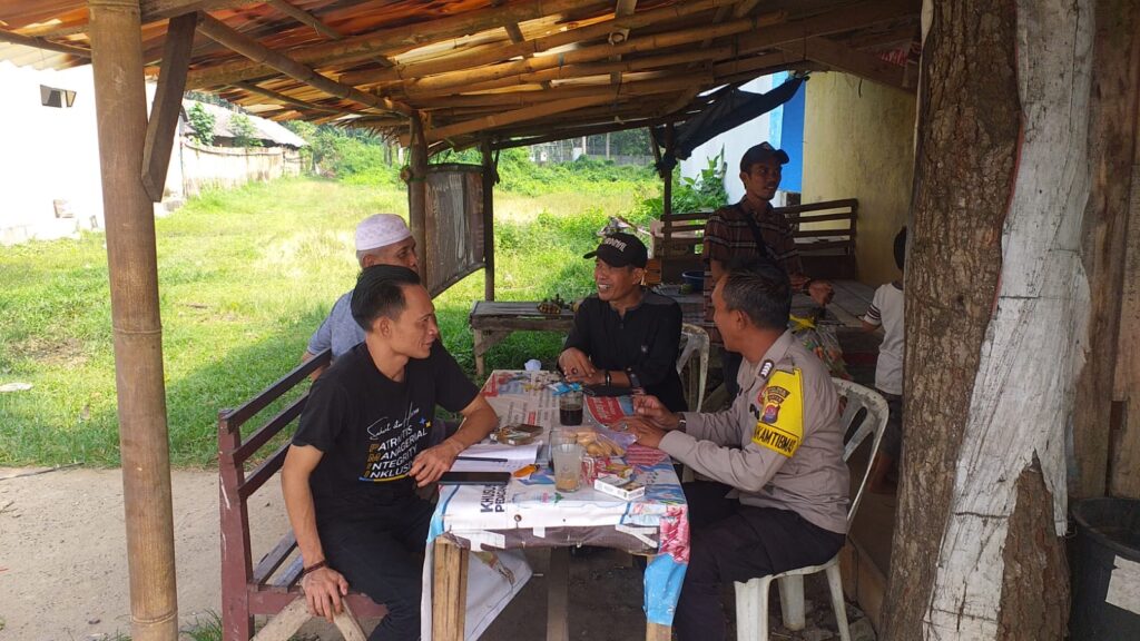 Bhabinkamtibmas Polsek Carita Bripka Yudi Ngopi Bareng Masyarakat 10 IMG 20240601 WA0091
