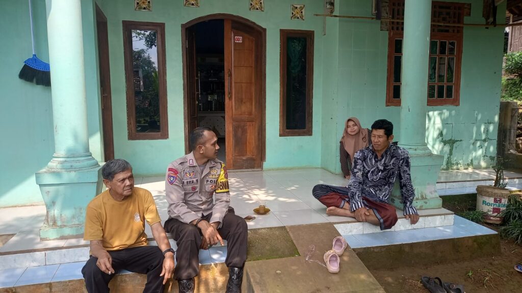 Bhabinkamtibmas Polsek Carita Sambangi Masyarakat Desa Binaan di Cinoyong 9 IMG 20240601 WA0092