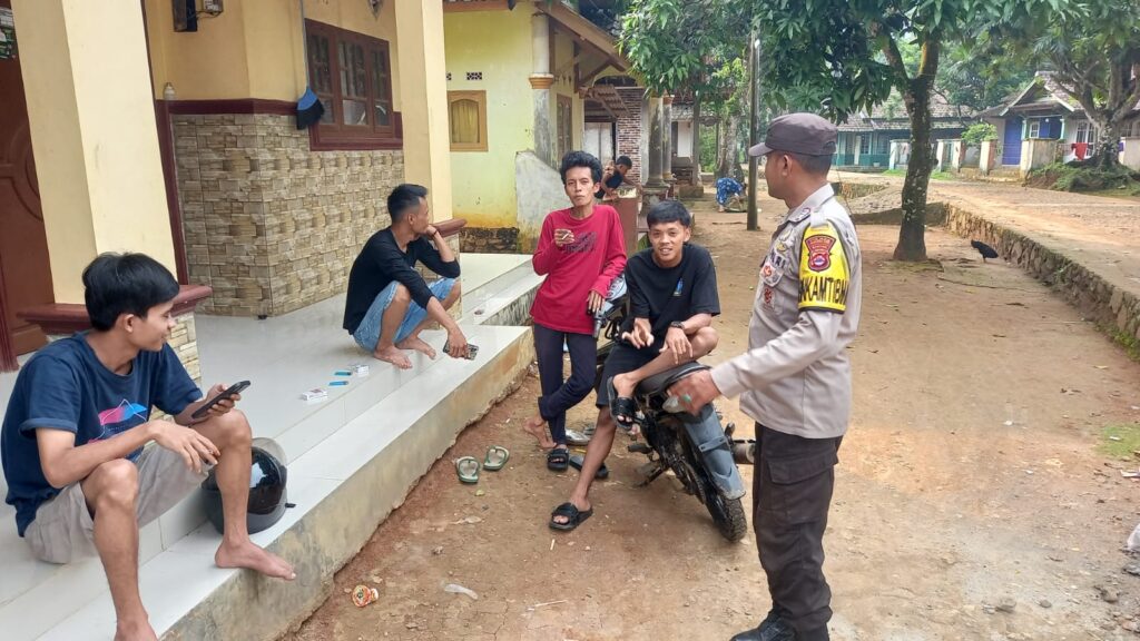 Anggota Polsek Carita Sosialisasikan Pemakaian Kendaraan Bermotor kepada Masyarakat 8 IMG 20240601 WA0093