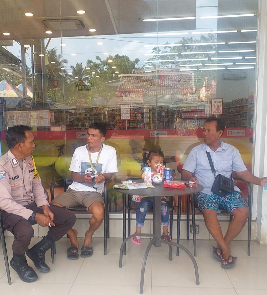 Anggota Patroli Polsek Carita Berikan Himbauan kepada Pengunjung Minimarket 7 IMG 20240601 WA0094