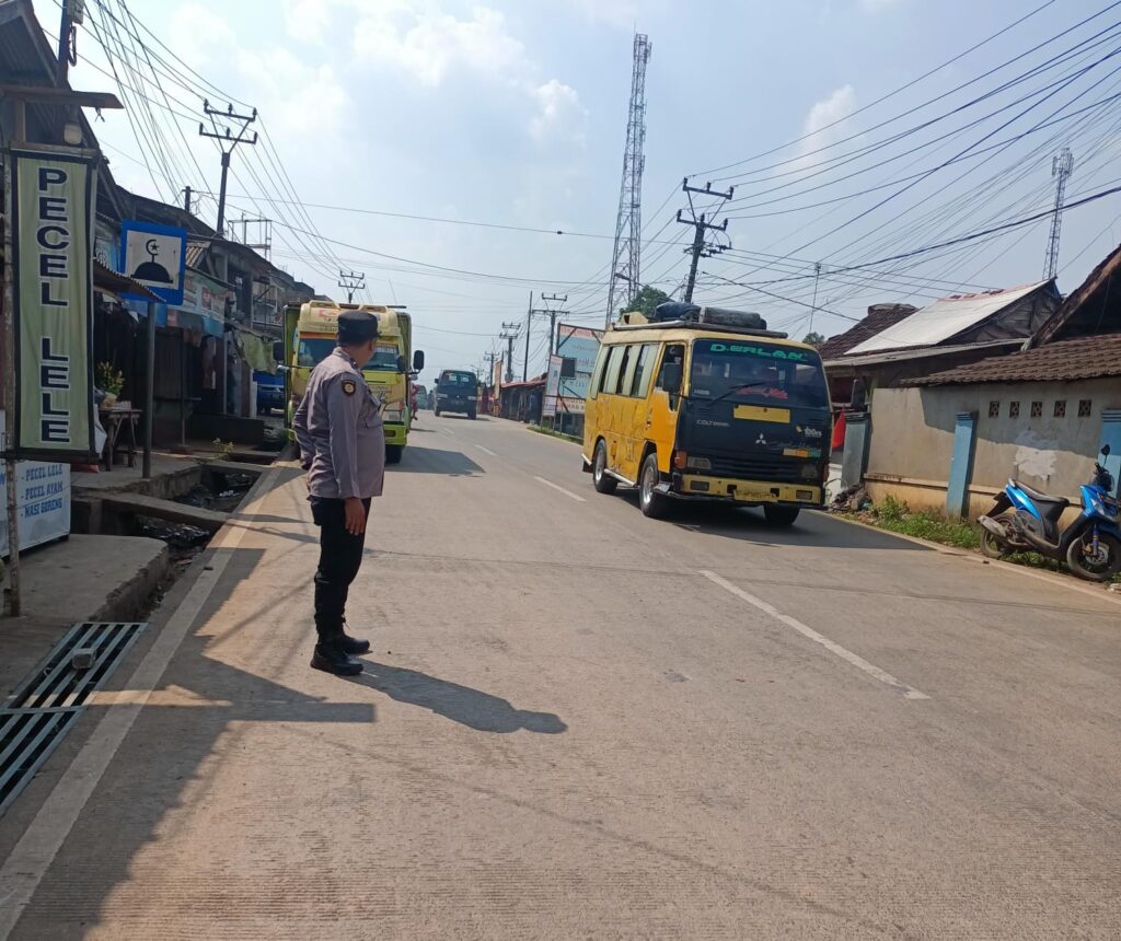 Polsek Bojong Polres Pandeglang Gelar Kegiatan Gatur Lalu Lintas Pagi Hari di Pasar Bojong 6 IMG 20240602 WA0004