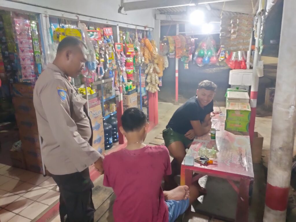 Polsek Carita Tingkatkan Keamanan: Gelar Patroli Malam dan Berikan Himbauan kepada Pedagang Warung 2 IMG 20240602 WA0008