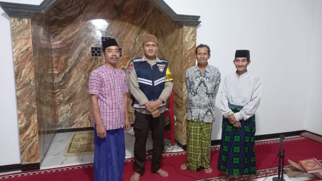 Kehadiran Bhabinkamtibmas Polsek Carita di Pengajian Rutin Desa Cinonyong 10 IMG 20240602 WA0022