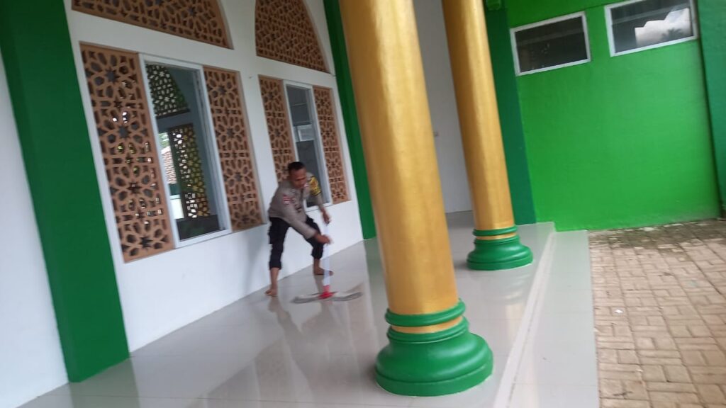 Aksi Bakti Sosial Bhabinkamtibmas Polsek Carita Bersihkan Masjid di Desa Binaan 9 IMG 20240602 WA0023