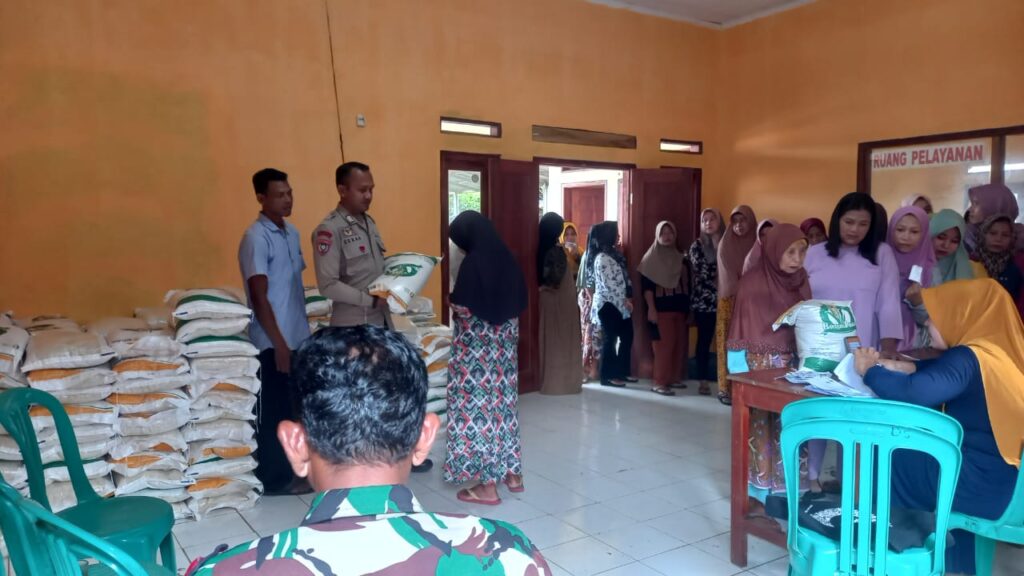 Pengamanan Penyaluran Bantuan Sosial oleh Bhabinkamtibmas Polsek Carita 8 IMG 20240602 WA0024