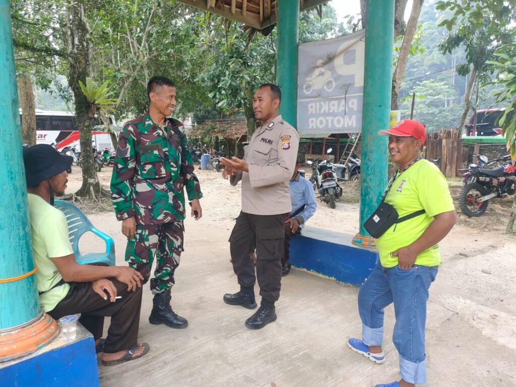 Jaga Sinergitas: Personil Polsek Carita dan Koramil Labuan Patroli Wisata di Pantai Carita 7 IMG 20240602 WA0025